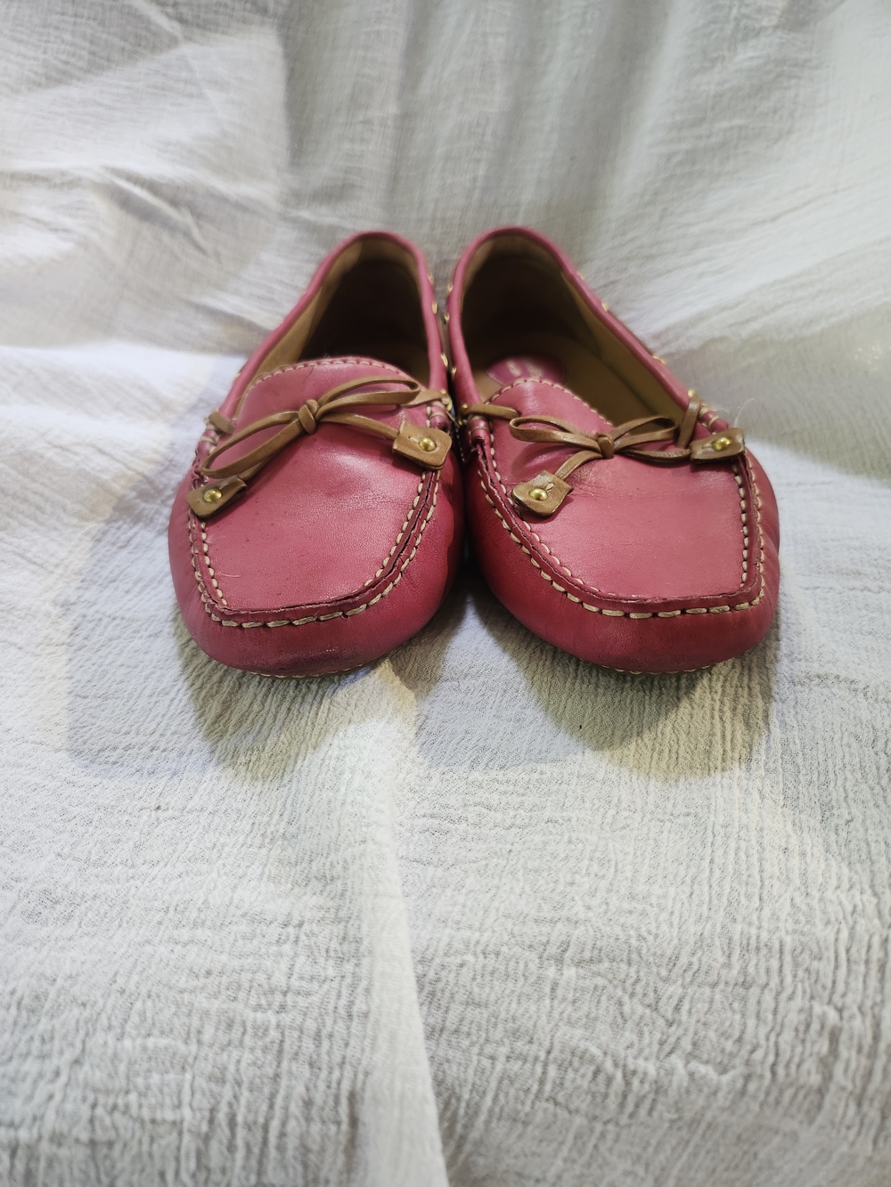 Clarks Women’s Pink Leather Moccasin Loafers with Tan Bow - Picture 2 of 4